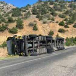 Tır devrildi! Sürücü yara almadan kurtuldu