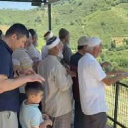 Köylüleri endişe kapladı! Meydanda toplanıp dua ettiler