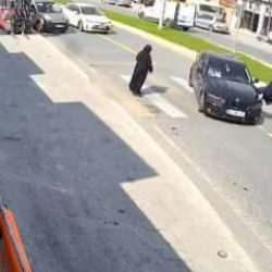 Kuralları hiçe sayan sürücü yaya geçidinde kaza yaptı