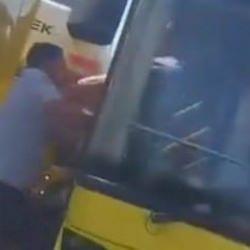 Maltepe D-100 Karayolu’nda dehşet! Tırdan inip otobüs şoförüne saldırdı