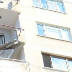 Maltepe'de korku dolu anlar: 9 katlı binanın balkonu çöktü!