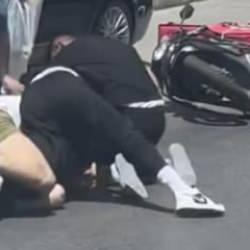 Trafikte ara&ccedil;tan iki kişiyle motokurye kavgası kamerada