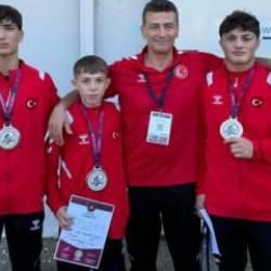 Milli güreşçi, Rus rakibini yenerek Avrupa şampiyonu oldu