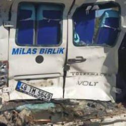 Muğla'da beton mikseri dolmuşa çarptı: 1 ölü, 13 yaralı