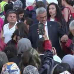 Sağlık Bakanı Kemal Memişoğlu, mezun olan &ouml;ğrencilerle horon oynadı