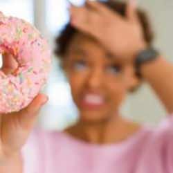 Şekerli gıdalar yüzünden baş ağrısı çekiyor olabilirsiniz!