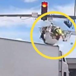 Sepetli vinç üzerindeyken kamyon çarptı! Feci kaza sosyal medyayı ikiye böldü