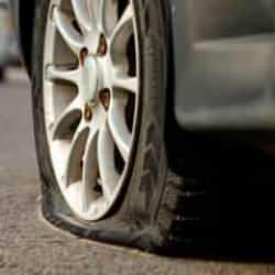 Seyir halindeyken lastiğiniz patlarsa sakın frene basmayın!