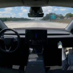 Tesla otomobili fabrikadan sahibinin evine kendi başına gitti