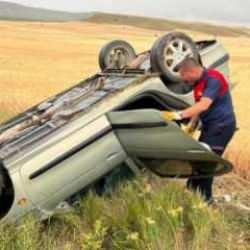 Yağmurun kayganlaştırdığı yolda otomobil takla attı: 3 yaralı