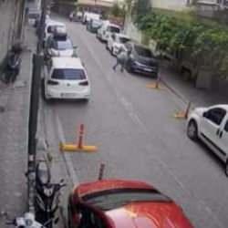 Zeytinburnu&rsquo;nda dehşet: Elindeki bı&ccedil;akla ara&ccedil;lara zarar veren ş&uuml;pheli g&ouml;zaltında