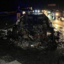 Alev alev yanan lüks otomobil hurda yığınına döndü