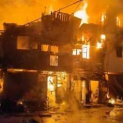 Alevler geceyi aydınlattı! Filipinler'de bin kişi evsiz kaldı!