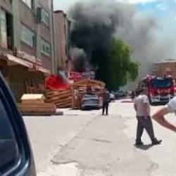 Ankara'da mobilyacılar sitesinde korkutan yangın! 2 araç ve 2 iş yeri zarar gördü