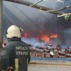 Antalya’da mobilya fabrikasında yangın: İtfaiyeciler yıkılan duvarın altında kalıyordu