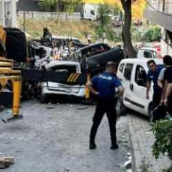 Başakşehir'de yokuş aşağı kayan vinç 23 araca çarptı! Ortalık savaş alanına döndü