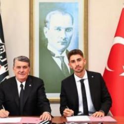 Beşiktaş'tan ayrılması an meselesiydi! Sözleşmesi uzatıldı