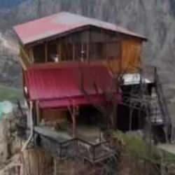 Bu eve adım atmak güç istiyor! Kayalığın tepesinde: Görenler şoke oluyor...