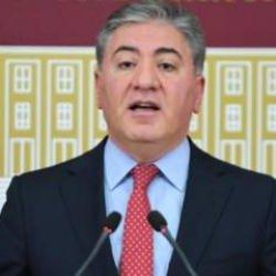 CHP Grup Başkanvekili Murat Emir sahneden düştü, kaburgaları kırıldı