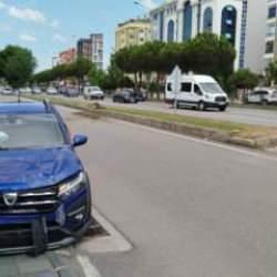 Duvara çarpan otomobilin sürücüsü yaralandı