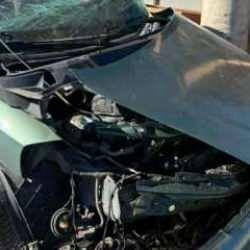Elektrik direğine çarpan otomobilin sürücüsü öldü