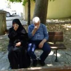 Evden atılan Toprak &ccedil;ifti, g&uuml;nlerini cami avlusunda ge&ccedil;iriyor