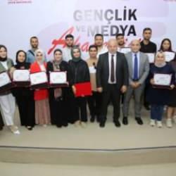 Gazetecilik eğitimini tamamlayan afetzede öğrenciler sertifikalarını aldı
