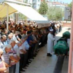 İzmir’de arazi kavgasında öldürülen 3 kardeş defnedildi