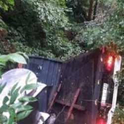 Kamyon şarampole yuvarlandı: Yaralılar var