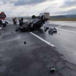 Kars'ta feci kaza! Kamyona çarpan araç takla attı