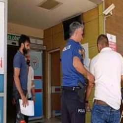 Kendisini aldattığını iddia ettiği kocasını bı&ccedil;akladı