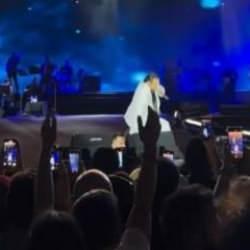 Konserde talihsiz anlar: Şarkıcı Bayhan sahnede yere d&uuml;şt&uuml;