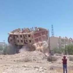 Korna çaldı, ağır hasarlı bina yerle bir oldu