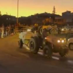 Köylüler yangın bölgesine traktörlerle su taşıdı