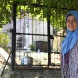 Mahallesini terk etmeyen kadın evleri orman yangınından korudu