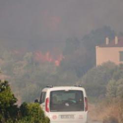 Orman yangınlarında son durum ne? Bir kişinin yanmış cesedi bulundu, yollar kapatıldı!