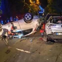 Feci kaza! Otomobil refüje, ardından da park halindeki araca çarptı!