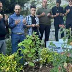 Şair Erdem Bayazıt kabri başındı anıldı