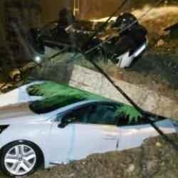 Samsun'da istinat duvarı araçların üzerine devrildi