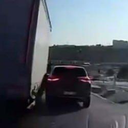 10 aracın karıştığı zincirleme kaza anı kameraya böyle yansıdı