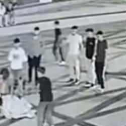 14 yaşındaki kızın 4 kişiyi bıçakladığı anlar ortaya çıktı: Ortalık savaş alanı gibi