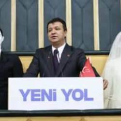 Meclis'te ilginç anlar: Mahmut Arıkan kürsüye gelin ve damat mankeniyle çıktı