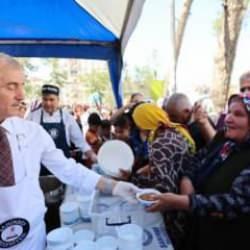 Başkan Tahmazoğlu, vatandaşlara aşure ikram etti