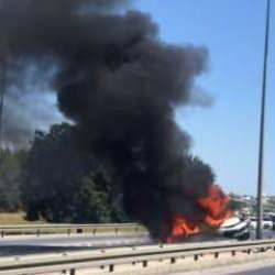 Antalya’da bariyerlere çarpan otomobil alev aldı: 2 yaralı