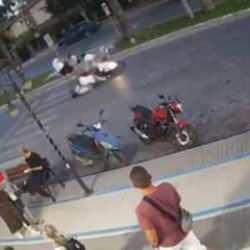 Antalya'da feci motosiklet kazası! Sürücü turistlerin arasına daldı: 4 yaralı