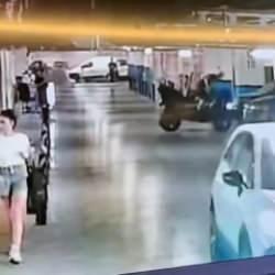 AVM otoparkında drift atan maganda sıfır araca çarptı ve kaçtı!