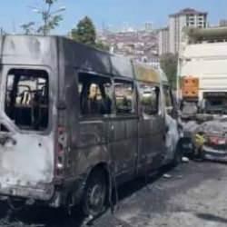 Esenyurt'ta servis minibüsü alev alev yandı