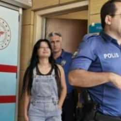 Gen&ccedil; kızlardan bı&ccedil;aklı kavga!