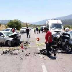 İki otomobil kafa kafaya çarpıştı: 1 ölü, 9 yaralı