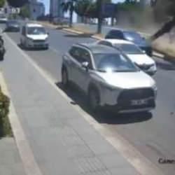 İstanbul'da feci kaza kamerada! Refüje çıkan cip ağaca çarptı